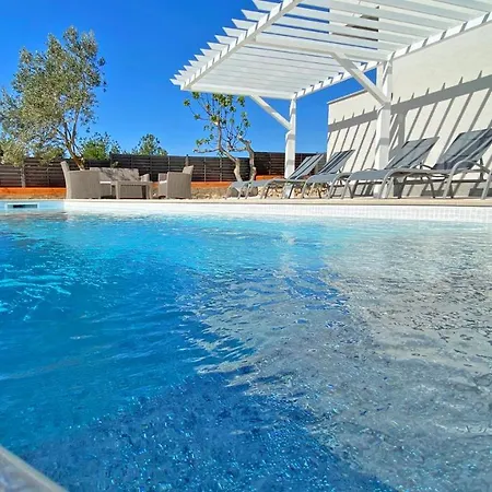 Apartmán - Vrgada -appartement 50 M2 Avec Piscine Pakoštane
